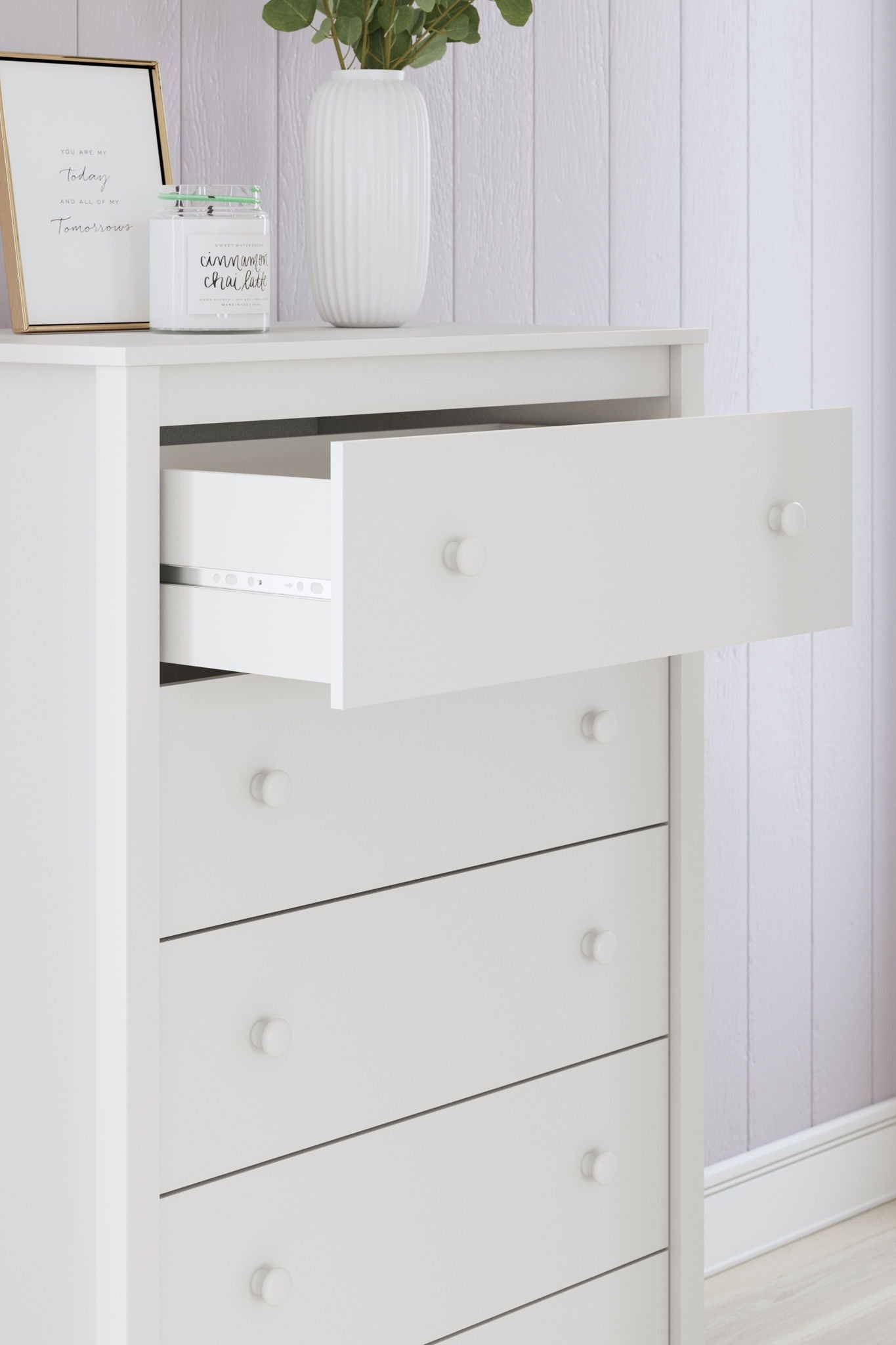 Hallityn - Five Drawer Chest - White